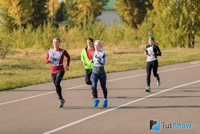 Молодёжь на осенней пробежке