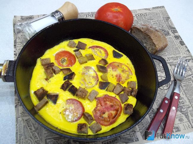 Готовый омлет с помидорами и гренками