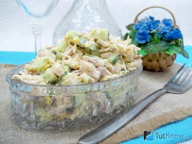 Готовый салат с курицей, яйцами и огурцами