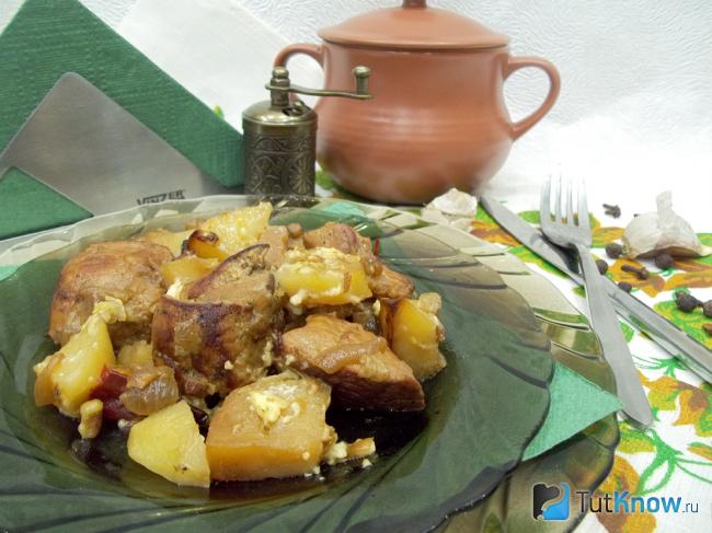 Готовое диетическое мясо с картошкой в горшочках