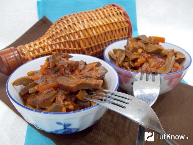 Готовые почки с овощами в соусе