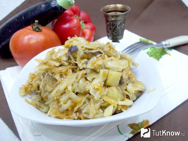 Готовые баклажаны с капустой
