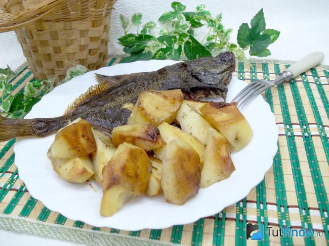 Готовая запеченная камбала с картошкой