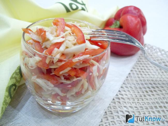 Готовый салат для очищения кишечника из капусты и перца
