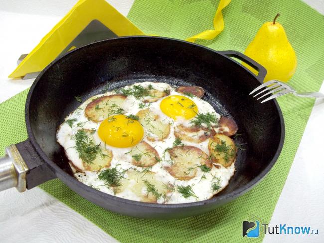Готовая яичница с картошкой