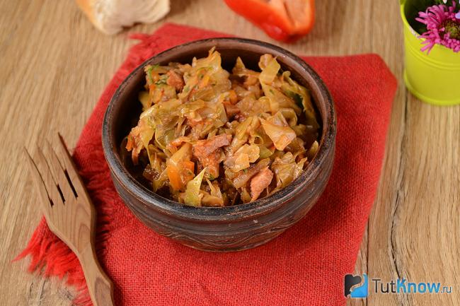 Готовая тушеная капуста с колбасой