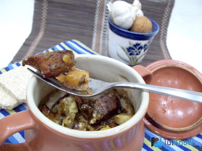 Готовые кабачки с мясом в горшочках