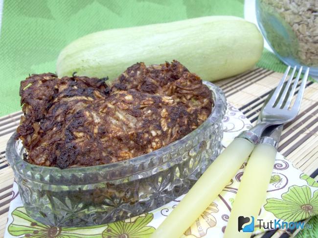Готовые шоколадные оладьи из кабачков и овсянки