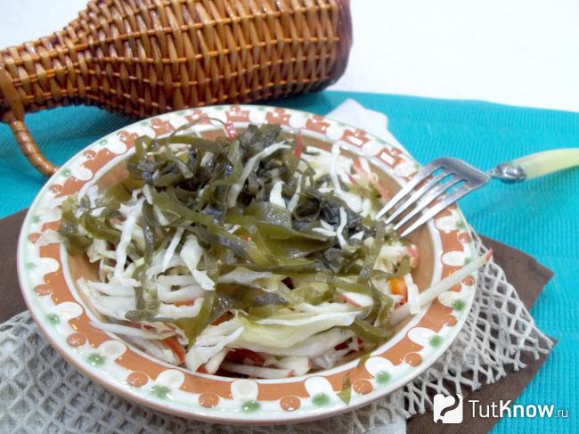 Готовый салат из морской и белокочанной капусты