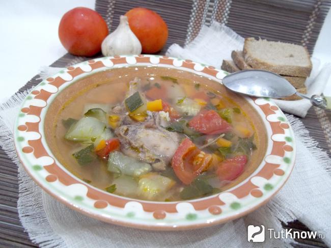 Готовый суп на курином бульоне с кабачками