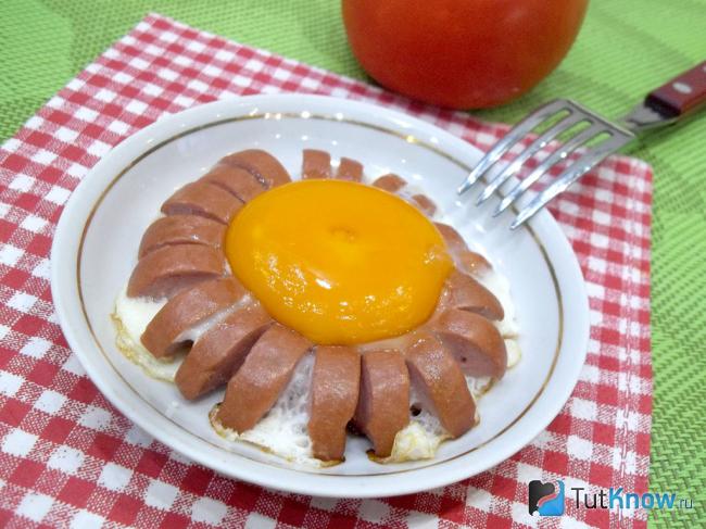 Готовая яичница с сосисками «Ромашка»