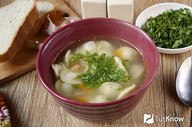 Готовый суп с пельменями и картошкой