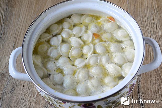 Суп с пельменями и картошкой варится