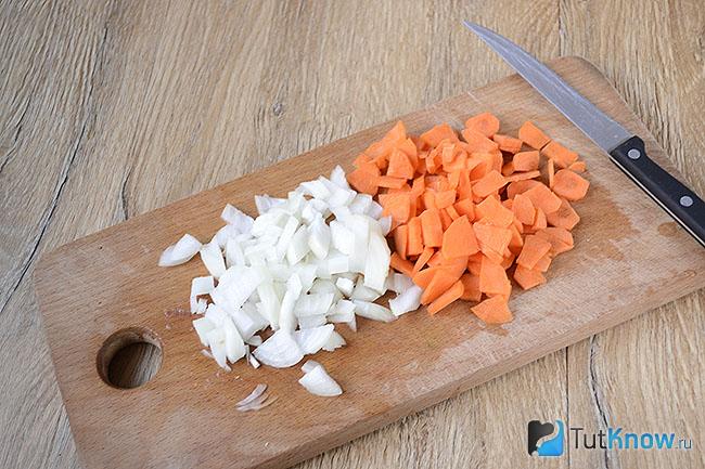 Нарезанные морковка и лук для зажарки
