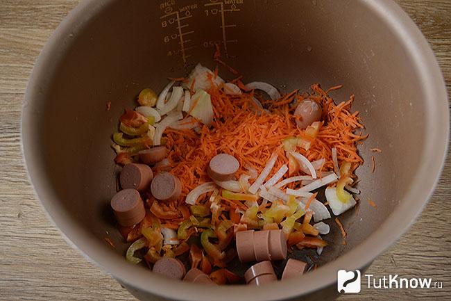 Овощи с сосисками на дне чаши мультиварки