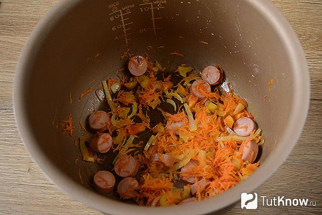 Прожаренные овощи с сосисками в мультиварке