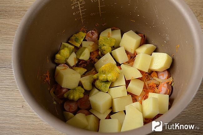 Нарезанный картофель и патиссон с овощами в мультиварке