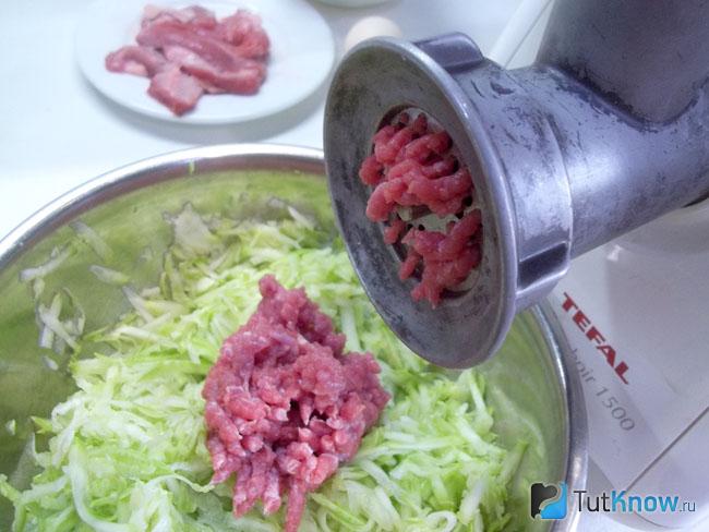 Мясо перекручено через мясорубку