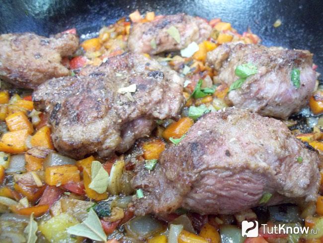 К овощам выложено мясо и отправлено в духовку тушиться