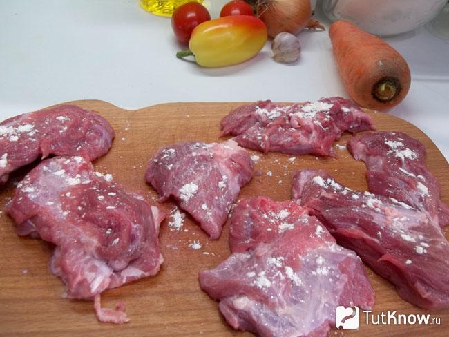 Мясо нарезано и панировано мукой