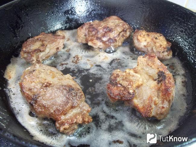 Мясо жарится в сковороде