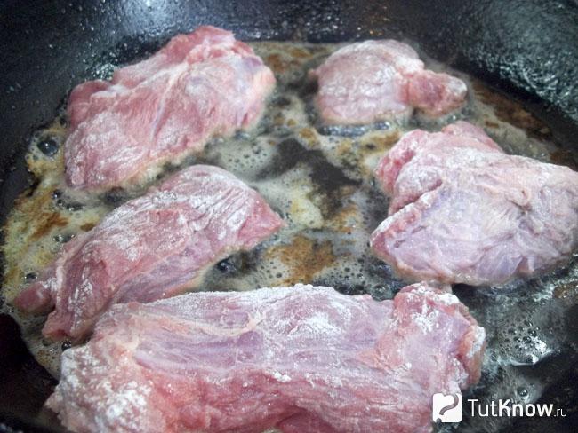 Мясо жарится в сковороде