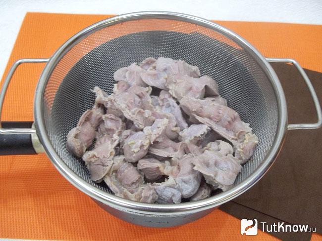 Желудки откинуты на дуршлаг