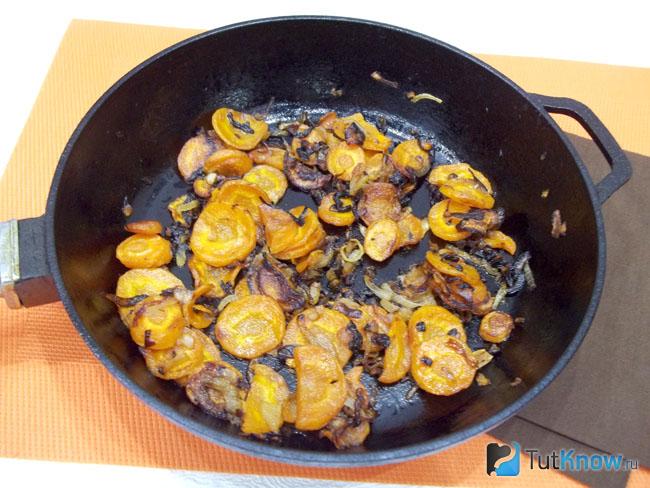 Морковь с луком жарятся
