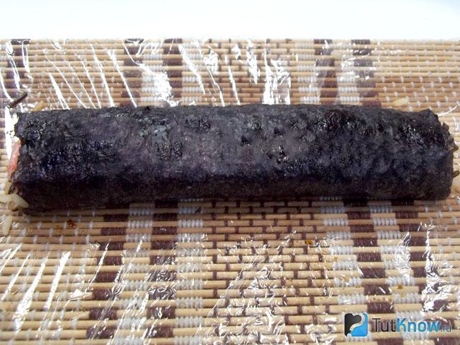 Нори свернуто рулетом и нарезано порционными кусками
