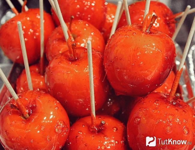 Карамельные яблоки с розовой солью