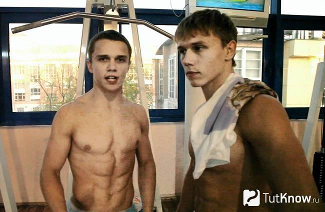 Два парня в спортзале