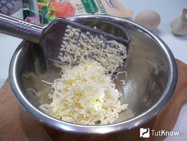 Плавленый сыр натерт на терке