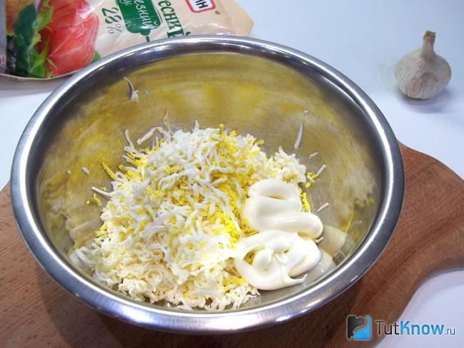 Яйца и сыр заправлены майонезом