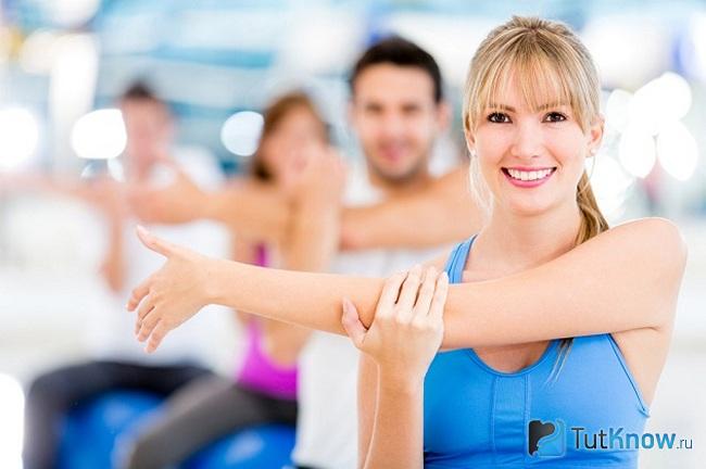 Девушка делает упражнение для снижения уровня холестерина