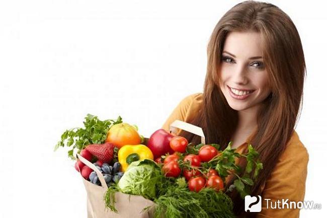 Девушка с пакетом полезных продуктов
