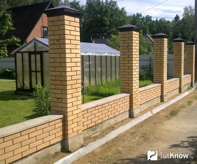 Опорные столбы для забора из сайдинга