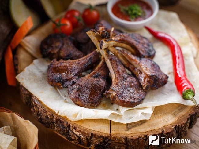 Каре ягнёнка на мангале с румяной корочкой