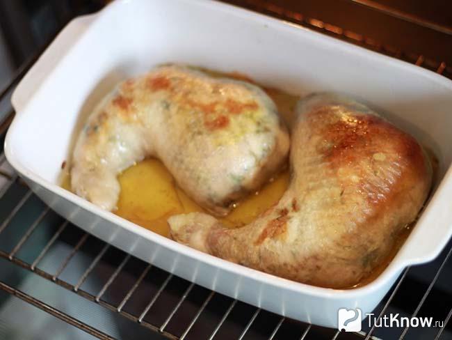 Фаршированные куриные окорочка грибами, маслинами и сыром