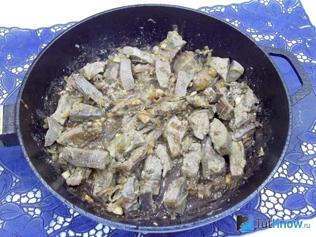 Печень с луком жарятся