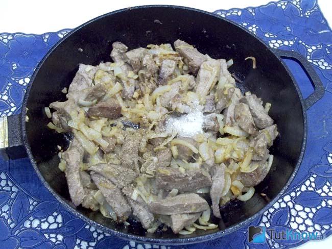Печень с луком жарятся
