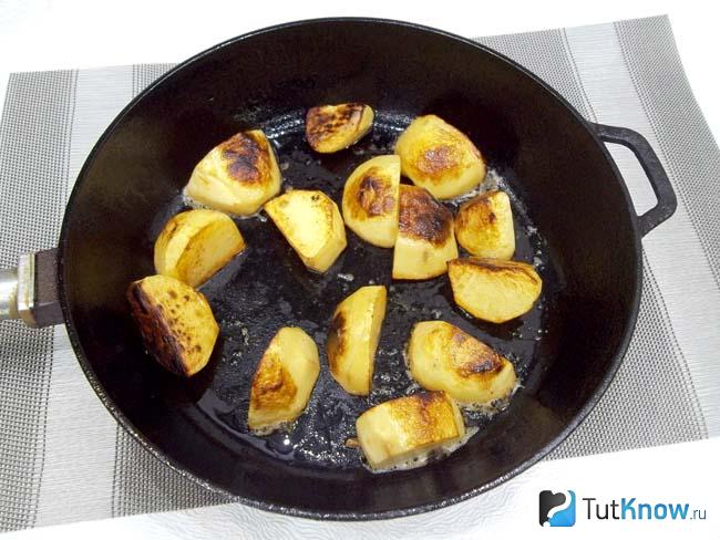 Картофель жарится