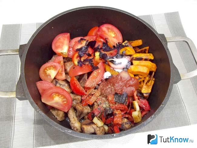 Мясо с овощами сложены в казан