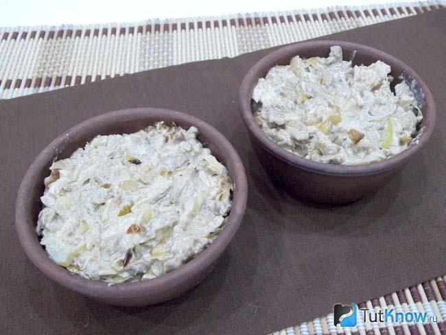 Грибы с курицей сложены в форму для запекания