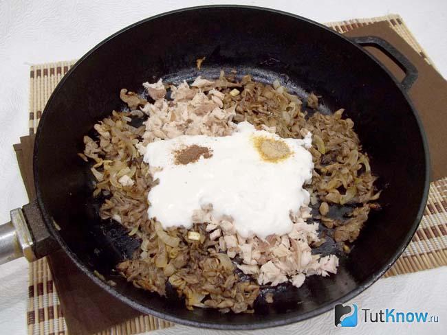 К продуктам добавлена сметана, соль, перец и пряности