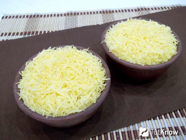 Грибы с курицей присыпаны сыром