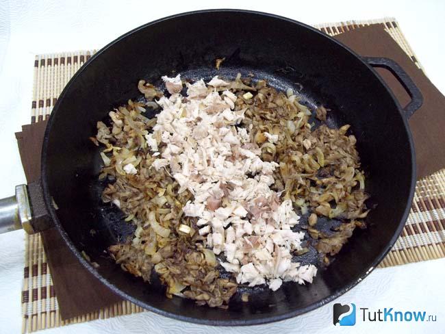 Грибы, лук и курица соединены