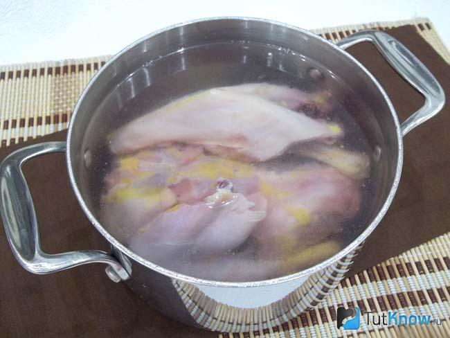 Курица варится