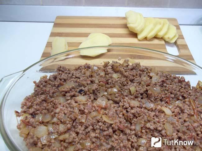 На картофель нанесен фарш