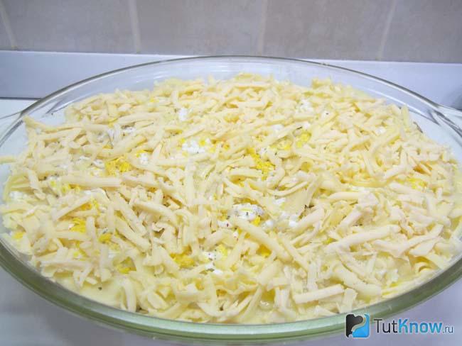 Продукты залиты молоком и присыпаны сыром