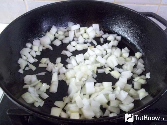 Репчатый лук пассируется